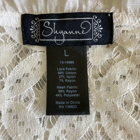 Shyanne Woman’s white duster, ruffles on front-lace on back, size large - Picture 2 of 4